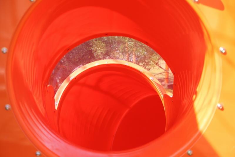 オレンジ色の滑り台のチューブの内側を、見下ろすように撮影した写真