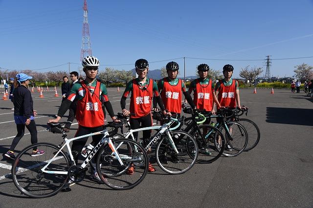 救護と書かれた赤いユニフォームを着た自転車隊の様子の写真