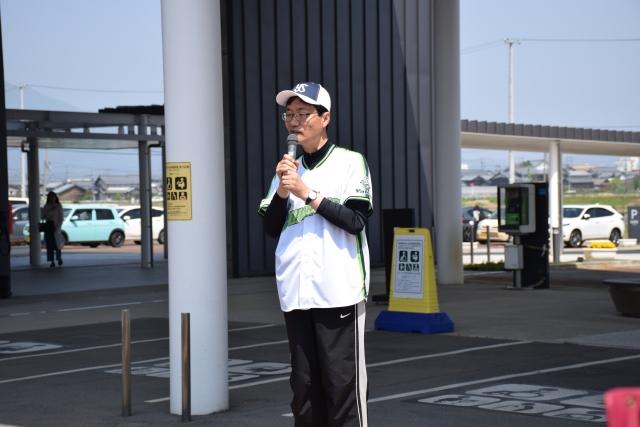 マイクを両手で握って挨拶をしている東京ヤクルトスワローズのユジフォームを着た市長の様子の写真