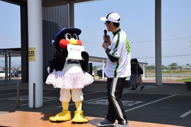 東京ヤクルトスワローズのマスコットつばみちゃんと市長がやり取りしている様子の写真
