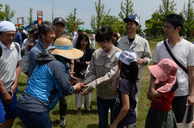 参加者の女性と握手をしている朝倉あきさんの様子の写真