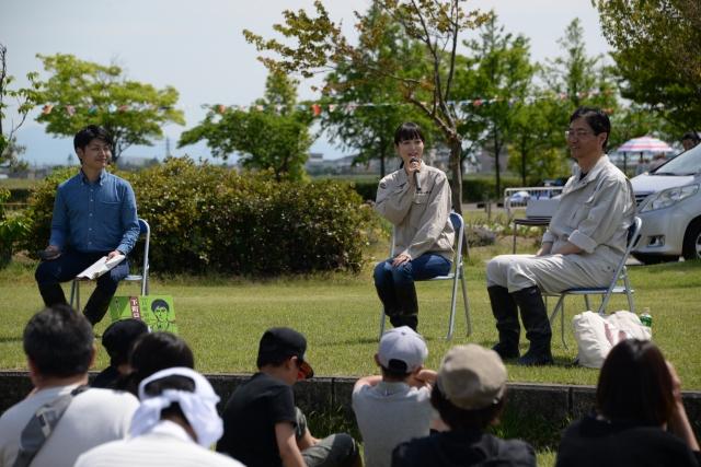 市長と朝倉あきさんのトークを聞いている参加者の皆さんの様子の写真