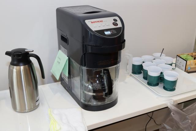 用意されたコーヒーメーカーとプラスチックのカップの写真