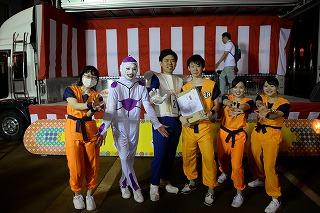 オレンジ、白地に紫、青色の衣装で、ドラゴンボールの登場人物の仮装をした人たちの写真