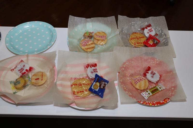 お皿に懐紙が敷かれ、その上に個装のお菓子が並べられている写真
