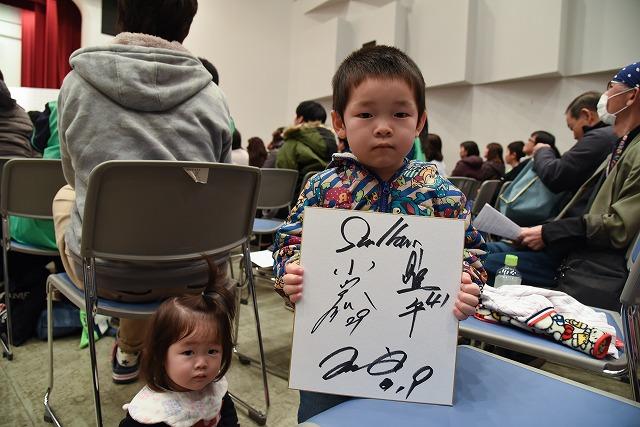 スワローズの選手のサイン色紙をを持っている男の子と左隣にいる女の子の写真