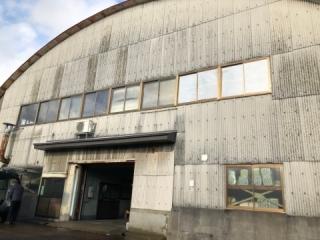 灰色をしたドーム状の工場入口の写真