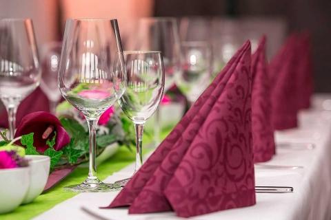 テーブルにワイングラス、紫色のクロスがセッティングされている写真