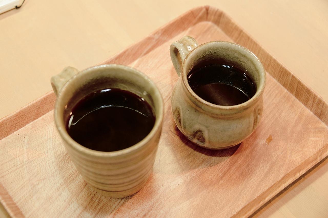 陶器に注がれたコーヒーが二つ並んでいる写真
