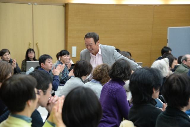 客席で笑顔で見送られる森末慎二さんと参加者たちの写真