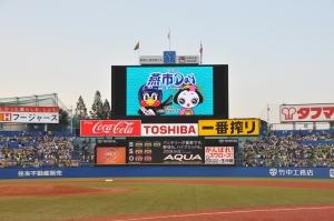 野球の試合時に青色をバックとして燕市の燕と花魁のキャラクターと「燕市」と表示されている写真