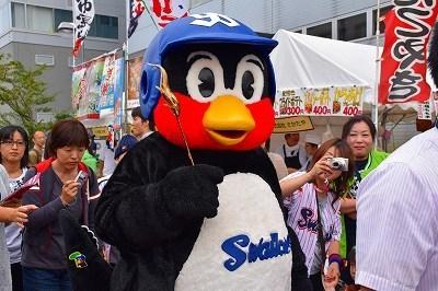 東京ヤクルトスワローズマスコットキャラクター 燕市PR隊鳥（長） つば九郎の写真