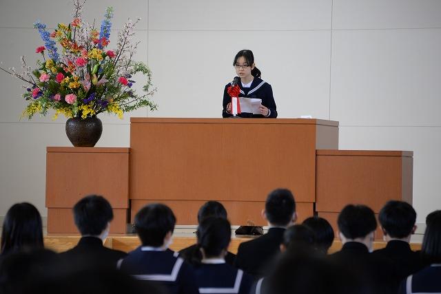 演台で送辞を読む在校生の写真