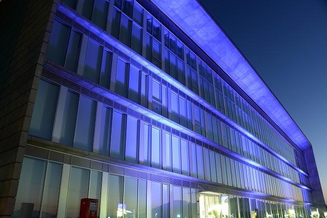 ブルーにライトアップされた市役所を左斜め下のアングルから見上げるように映した写真