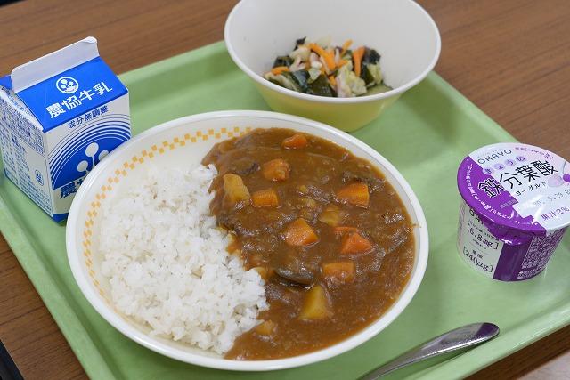 和牛カレーとサラダの給食の写真