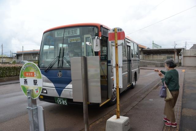 燕駅停留所に停まるコミュニティバスの写真