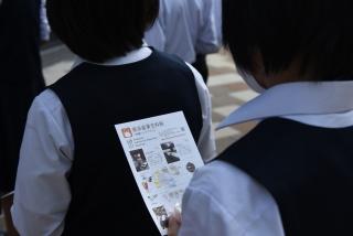 パンフレットを手にする女子生徒の写真