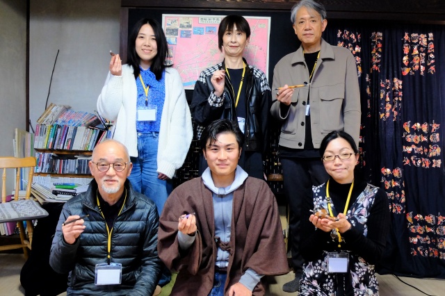 煙管を持った岩浪さんと参加者の皆さんの集合写真