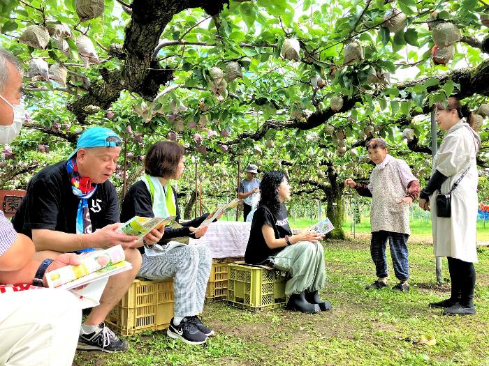 農園の説明を聞く参加者