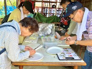 野菜の皮を剥き、カットする参加者