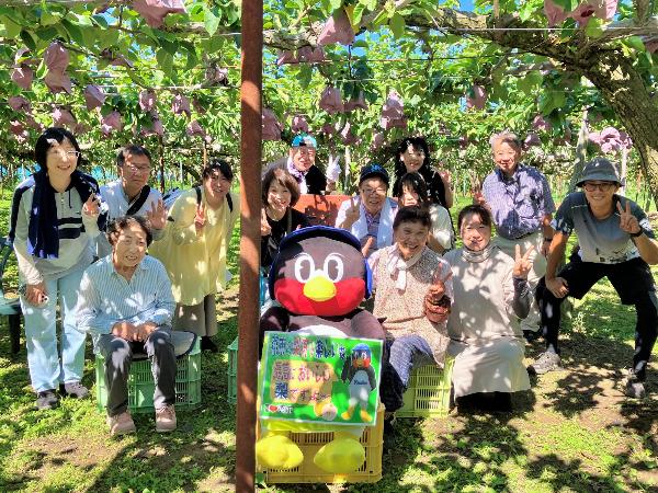 記念撮影をする小杉農園さんと参加者