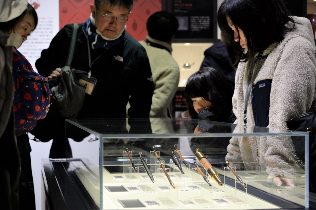 展示された煙管を眺める参加者