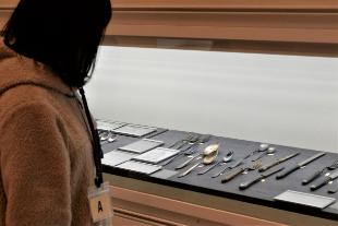 展示されたスプーンやナイフを眺める参加者