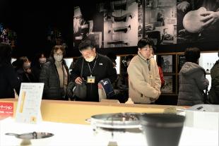 産業史料館スタッフによる館内ガイドを聞きながら展示を眺める参加者の皆さん