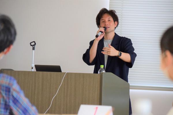 講演を行う三木氏