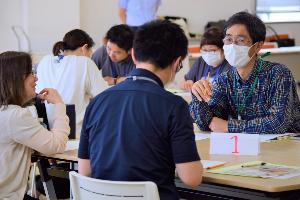 グループごとに意見交換する参加者