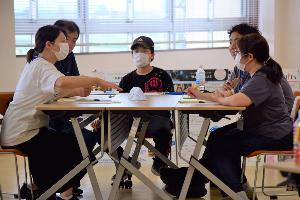 グループごとに意見交換する参加者