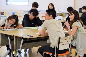 グループごとに意見交換する参加者