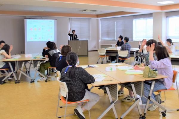 講演を行う三木氏