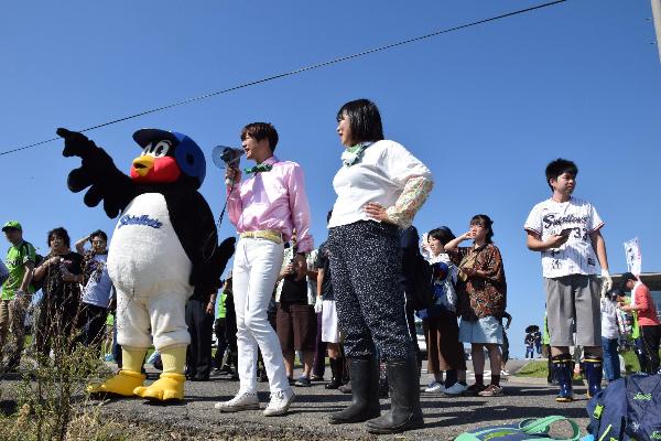 つば九郎と吉本すみます芸人の「いっすねー山脇」さん・「チカコホンマ」さんも稲刈りを応援