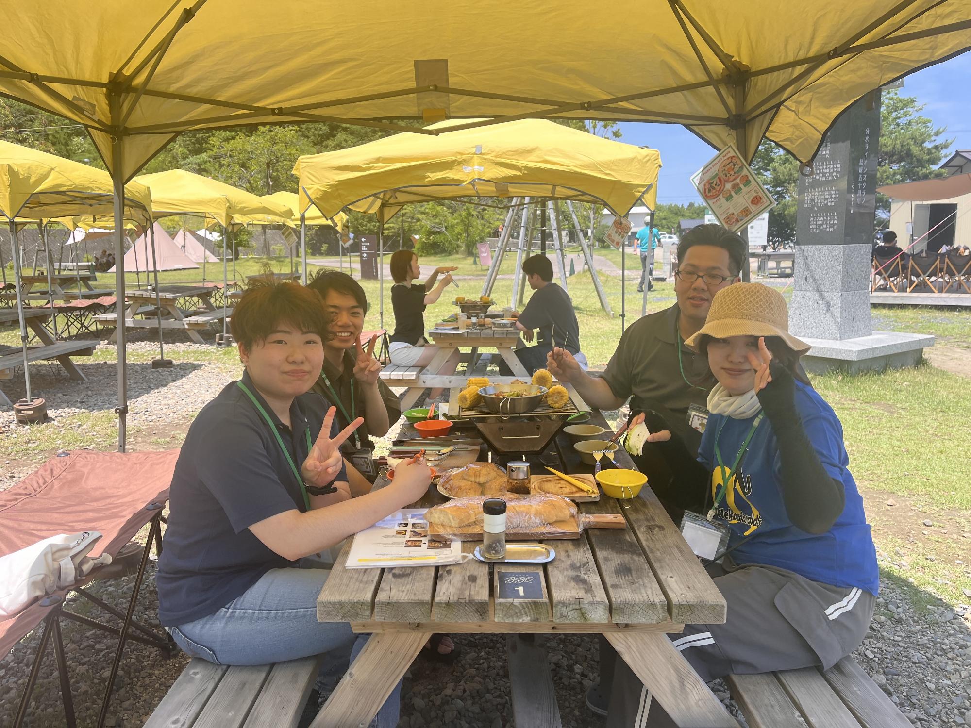 bbqを皆で楽しく食べています