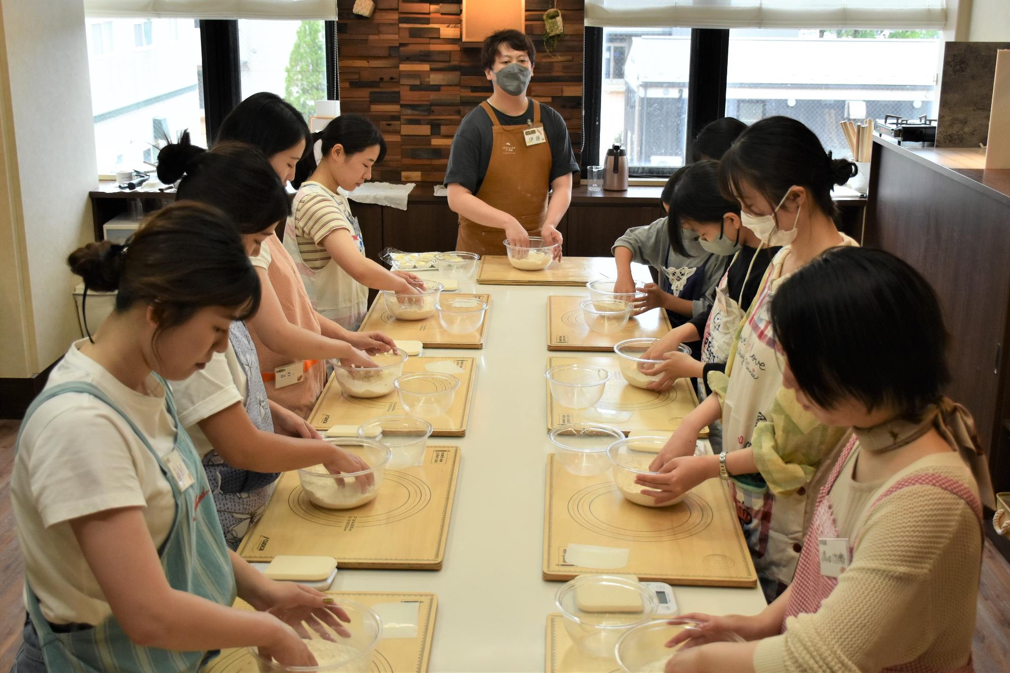 材料を混ぜている