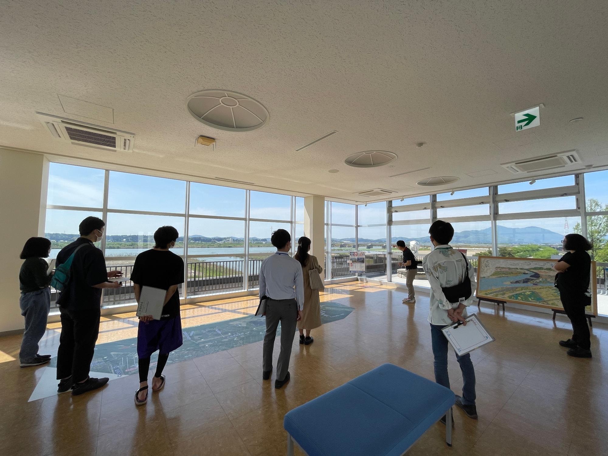 信濃川大河津資料館4階から景色を眺める燕ジョイメンバー