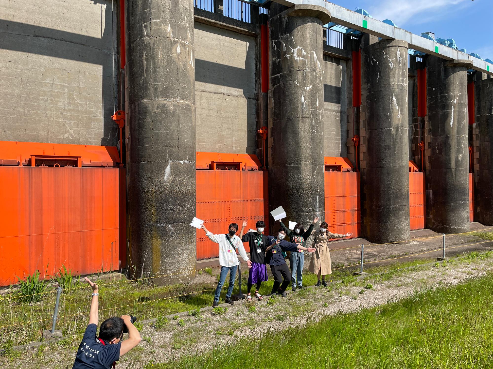 旧洗堰の下でポーズを決める燕ジョイメンバー