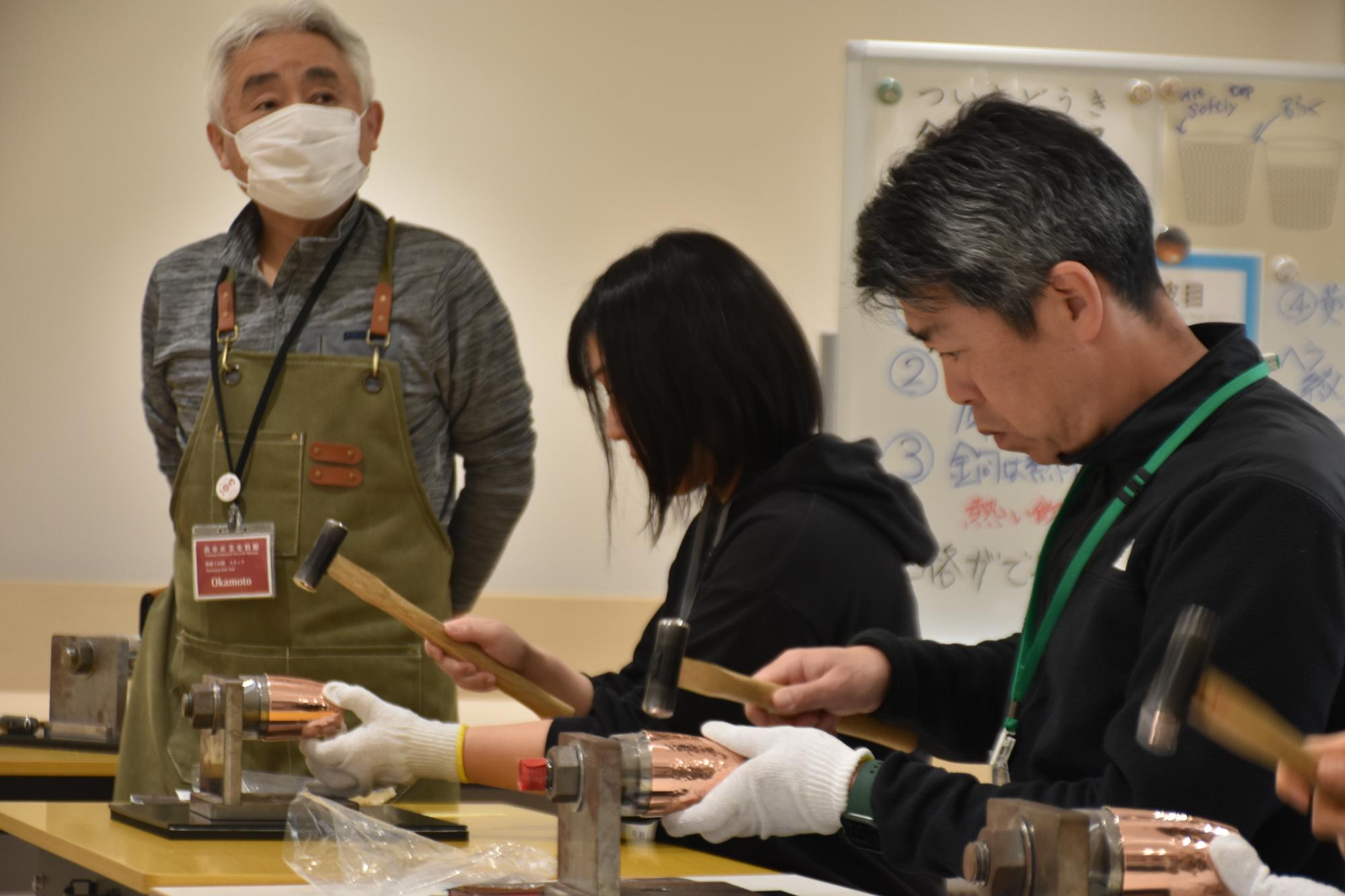 タンブラーに槌目をつけていきます