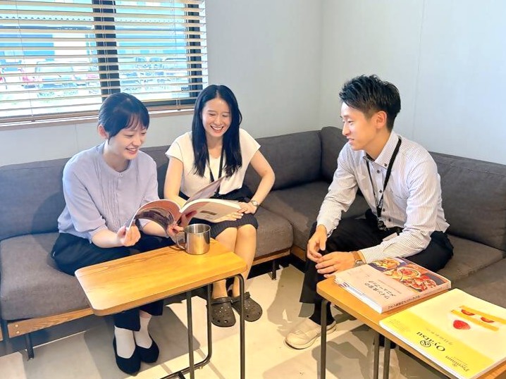 コミュニケーションをとる社員