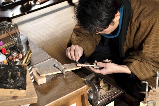 煙管を製作している岩浪陸氏