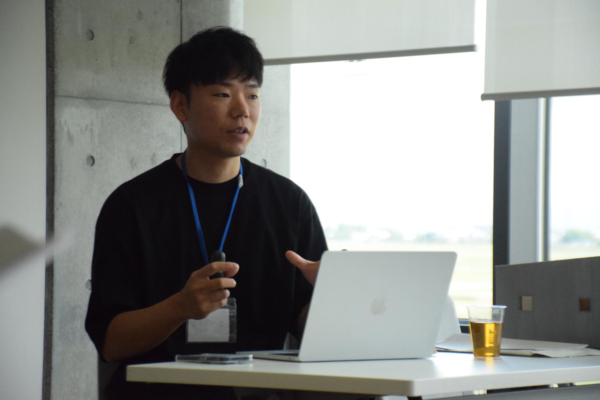 お話する佐藤圭真さん