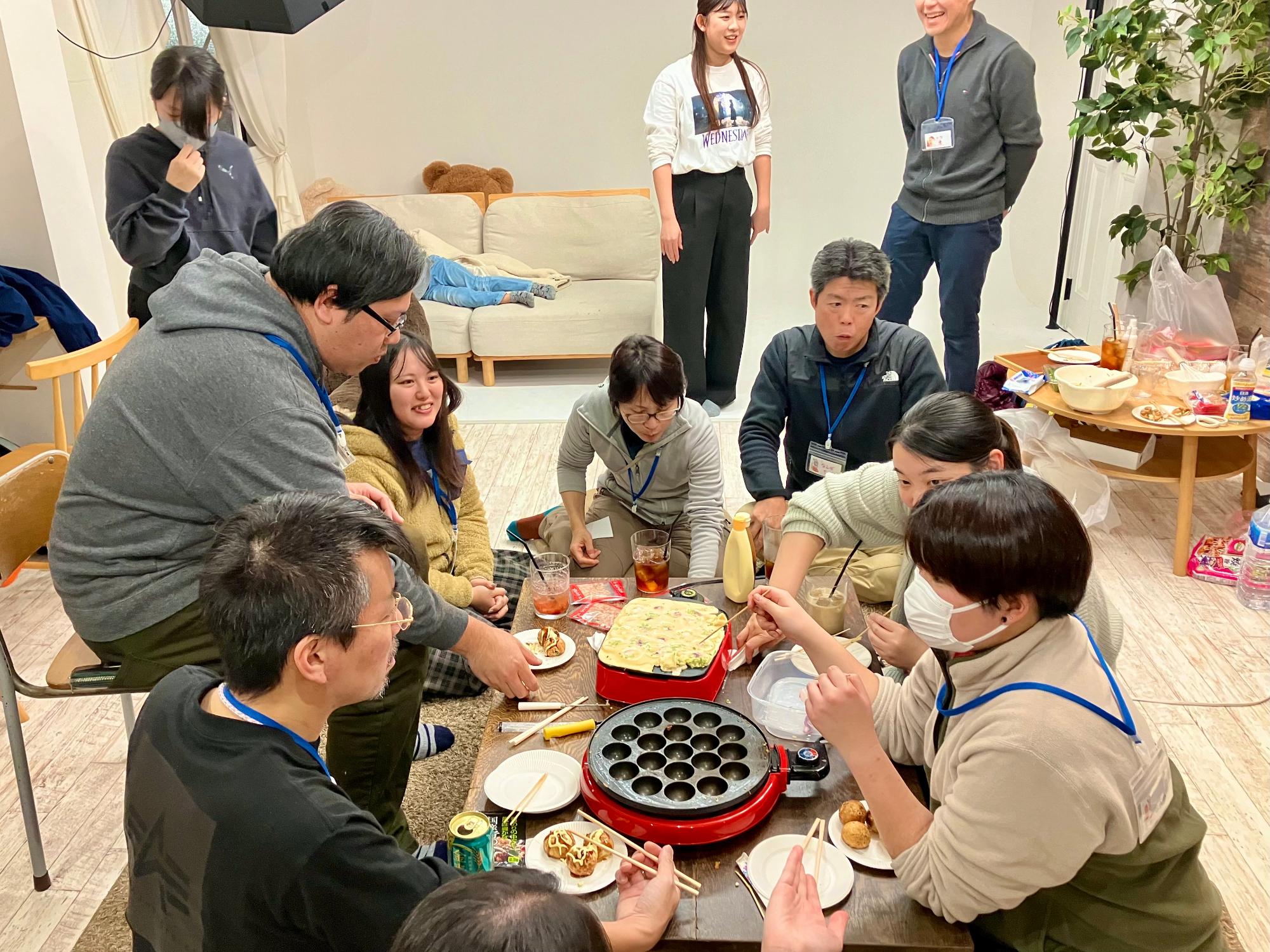 たこ焼きパーティーをしながら交流中