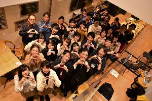 東京つばめいとのイベントで参加者がポーズを決めて映っている様子