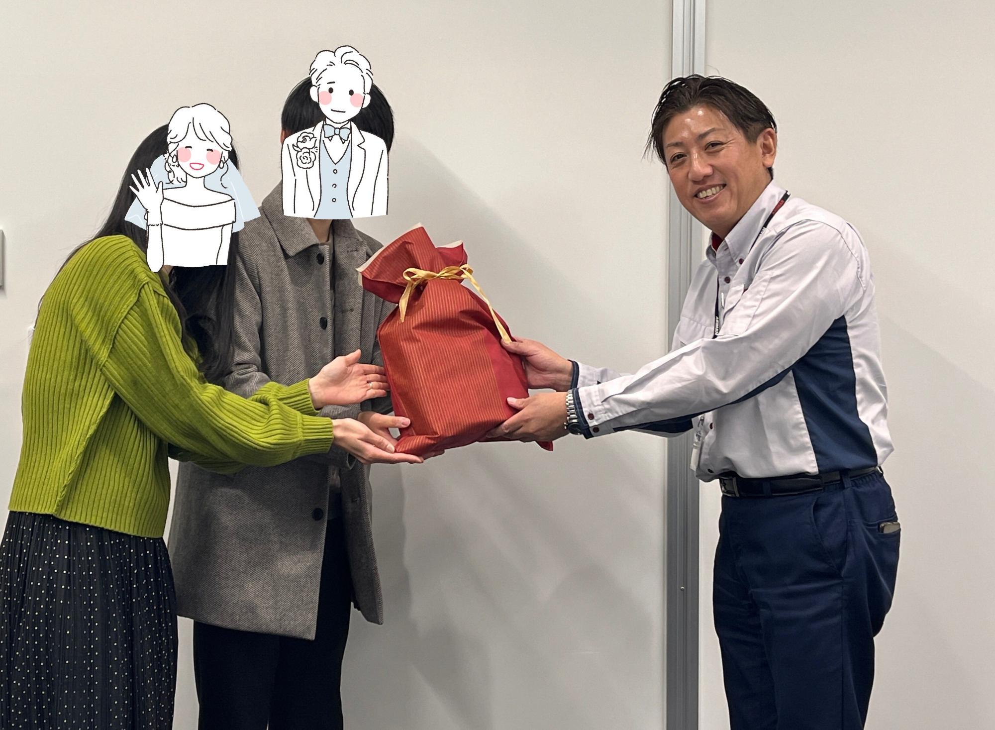 成婚祝い品贈呈の様子