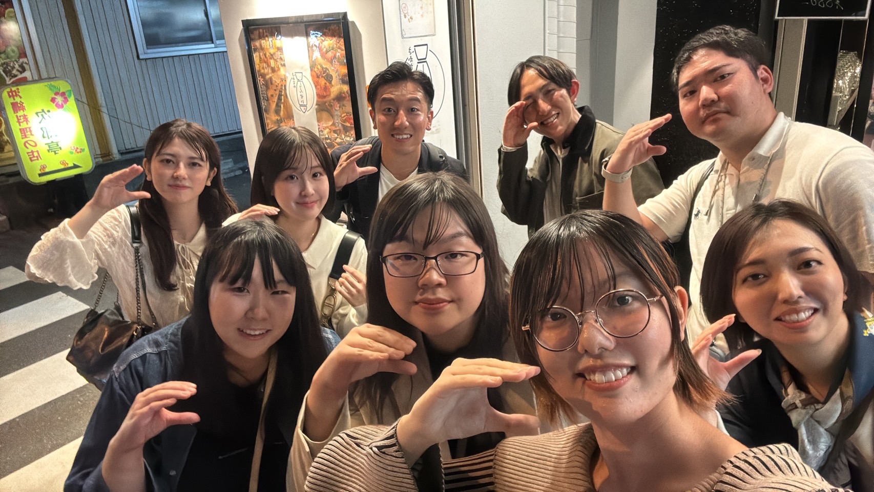 つばめいと交流会店前集合写真