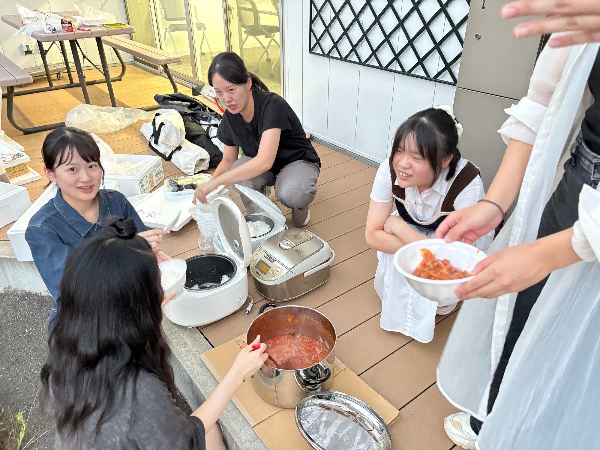 トマみそカレー豚丼ふるまい