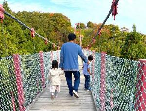 応募写真：千眼堂吊り橋を親子が渡っている様子