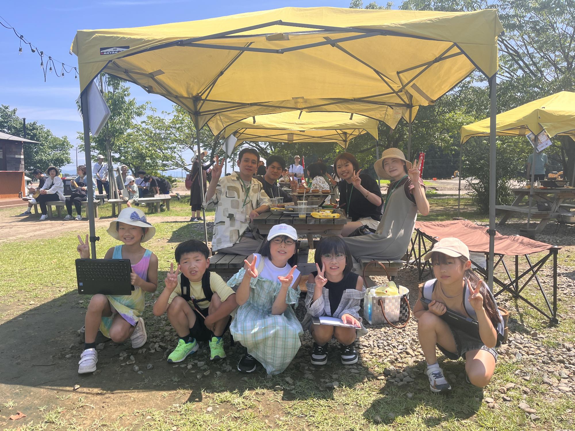 吉田小学校の小学生との写真